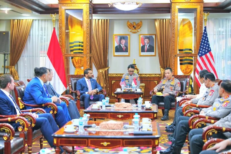 Foto: Kapolri Jenderal Polisi Drs. Listyo Sigit Prabowo, M.Si., menerima audiensi Direktur Federal Bureau of Investigation (FBI), Mr. Kash Patel, di Mabes Polri, Jakarta, Kamis (23/7).
