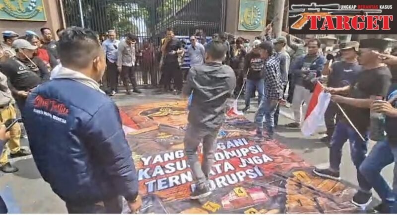 Aksi Demo AMI Gegerkan Kejati Jatim