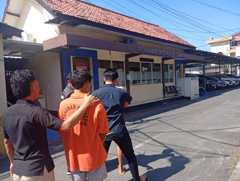 Foto: Satresnarkoba Polres Sampang Tangkap Dua Pengedar Obat Keras, 402 Butir Pil Logo Y Disita