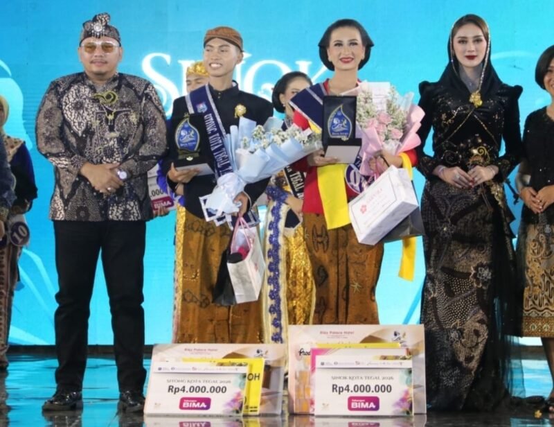 Foto: Nashwa Permana Satriani Putri dari Universitas Diponegoro dan Tahta Ardi Saputra dari SMA Negeri 3 Tegal berhasil di nobatkan sebagai Sinok dan Sitong Kota Tegal Tahun 2026 pada Grand Final Pemilihan Sinok Sitong Kota Tegal yang digelar di Shangri-la Sand Convention Hall, Jumat (24/07/2026) malam.