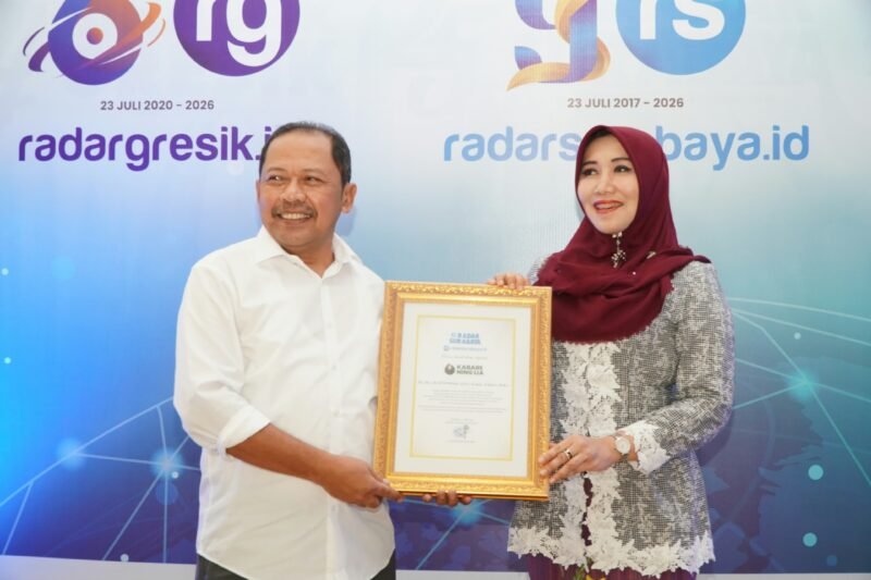 Foto: Kehadiran Anggota DPD RI asal Jawa Timur, Lia Istifhama atau yang akrab disapa Ning Lia, menjadi salah satu perhatian dalam perayaan Hari Ulang Tahun (HUT) ke-9 RadarSurabaya.id, HUT ke-6 RadarSidoarjo.id, dan RadarGresik.id yang dikemas dalam acara open house di Kantor Radar Surabaya, Jalan Kembang Jepun 167–169, Surabaya.
