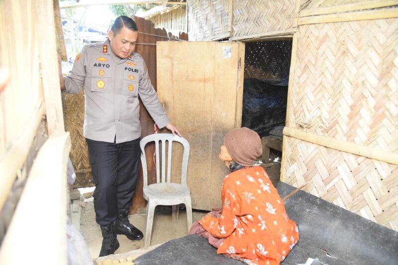 Foto:: Polri Peduli: Polres Bondowoso Santuni Nenek Sebatangkara