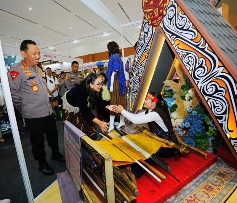 Foto: Kapolri Bersama Ketua Umum Bhayangkari, Tinjau Bazar Bhayangkari Nusantara 2026