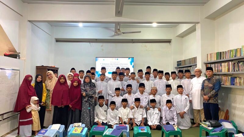 Didampingi anggota tim Fathimah Azzahro SH MH dan Maria Mu'ti Wulandari SH M.H, Syarafina menjelaskan, berita-berita hoaks Foto: Fauzi/Istimewah