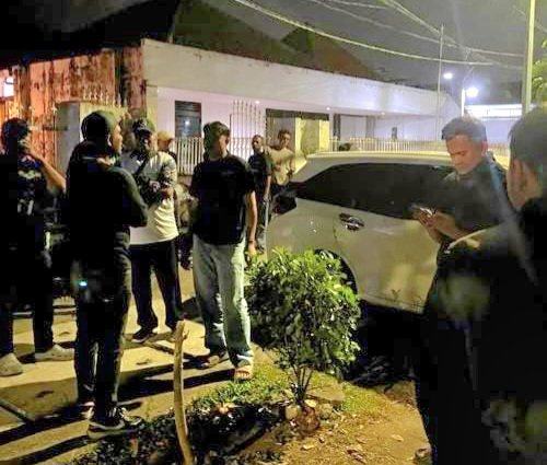 Jari Satpam Putus , Dibacok Debt Collector , Ratusan Orang Bawa Sajam , Markas DC Surabaya (FOTO:TARGETNEWS.ID/ISTIMEWAH)