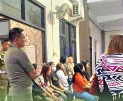 FOTO: Razia lima warung pangku di Kabupaten Gresik mengungkap temuan mengaku. Dari 50 orang yang diamankan, dua di antaranya dinyatakan positif setelah menjalani pemeriksaan kesehatan