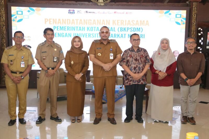 FOTO: Walikota Tegal Dedy Yon Supriyono, Wakil Wali Kota Tegal Tazkiyyatul Muthmainnah, Rektor Universitas Harkat Negeri, Sudirman Said beserta jajaran, serta Pimpinan Perangkat Daerah, narasumber dari Universitas Harkat Negeri, serta sekitar 200 aparatur sipil negara (ASN) di lingkungan Pemerintah Kota Tegal TARGETNEWS.ID/FAUZI