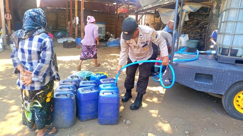 Polres Pasuruan Mobil Patroli, Pengangkut Air Bersih untuk Warga Terdampak (FOTO: SAMSUL/TARGETNEWS.ID/ISTIMEWAH)