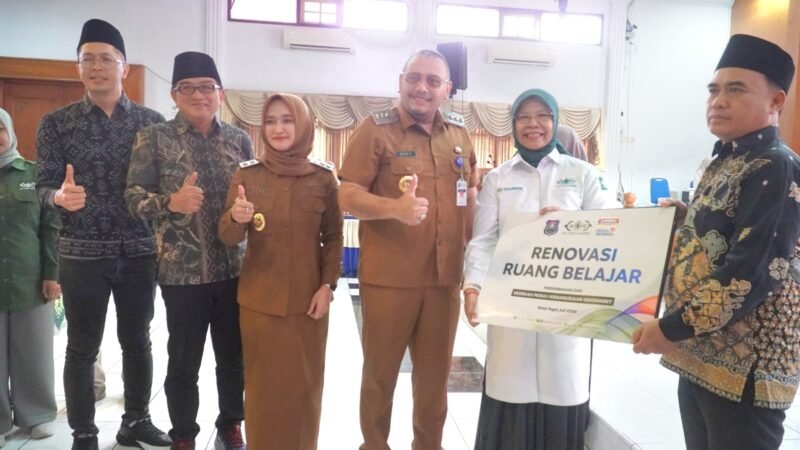 FOTO: Walikota Tegal, Dedy Yon Supriyono, mengapresiasi sinergi antara LAZISNU PCNU Kota Tegal, LAZISNU PBNU, dan PT Indomarco Prismatama (Indo Maret) dalam meluncurkan Program Keluarga Unggul 2026, Senin (27/07/2026), di Gedung Adipura, Kompleks Balai Kota Tegal. TARGETNEWS.ID/FAUZI