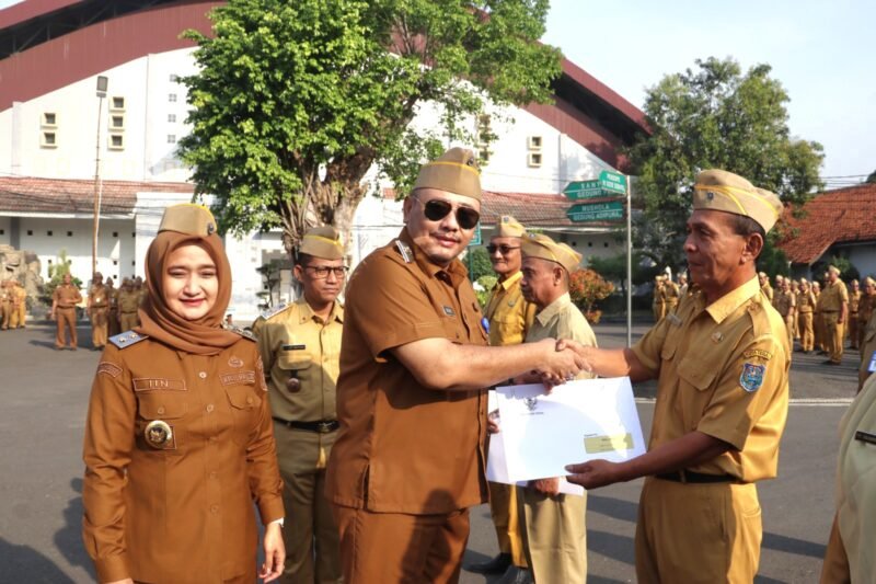 FOTO: Wali Kota Tegal saat apel bersama Aparatur Sipil Negara (ASN) Pemerintah Kota Tegal akhir bulan Juli di Halaman Pendopo Ki Gede Sebayu Komplek Balai Kota Tegal, Senin (27/07/2026) pagi. TARGETNEWS.ID/FAUZI