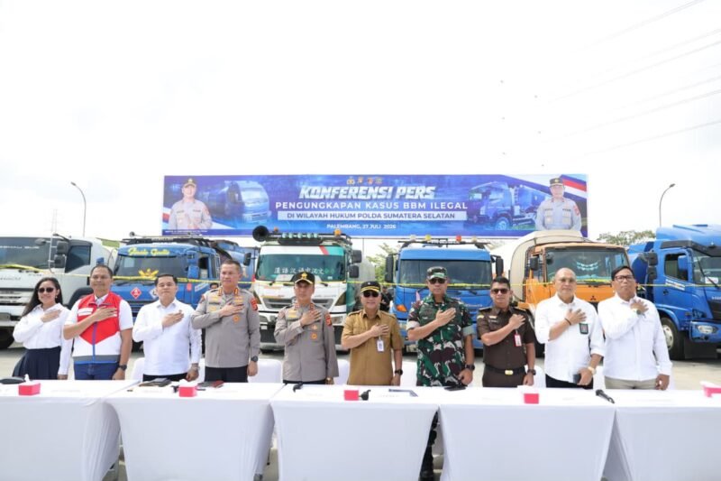 FOTO: Kepolisian Daerah (Polda) Sumatera Selatan menggelar konferensi pers berskala besar terkait pengungkapan kasus kejahatan penyalahgunaan Bahan Bakar Minyak (BBM) ilegal sepanjang Januari hingga Juli 2026. Berlokasi di UPPKB Kertapati (Terminal Timbangan Kramasan), Palembang, Senin (27/7/2026),