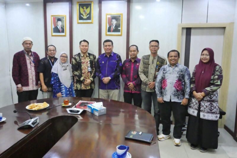 FOTO: Bupati Tanjung Jabung Barat, Dr. H. Katamso, S.A., S.E., M.E., menerima audiensi Kepala Balai Bahasa Provinsi Jambi di Ruang Rapat Bupati, Kamis (16/7/2026)
