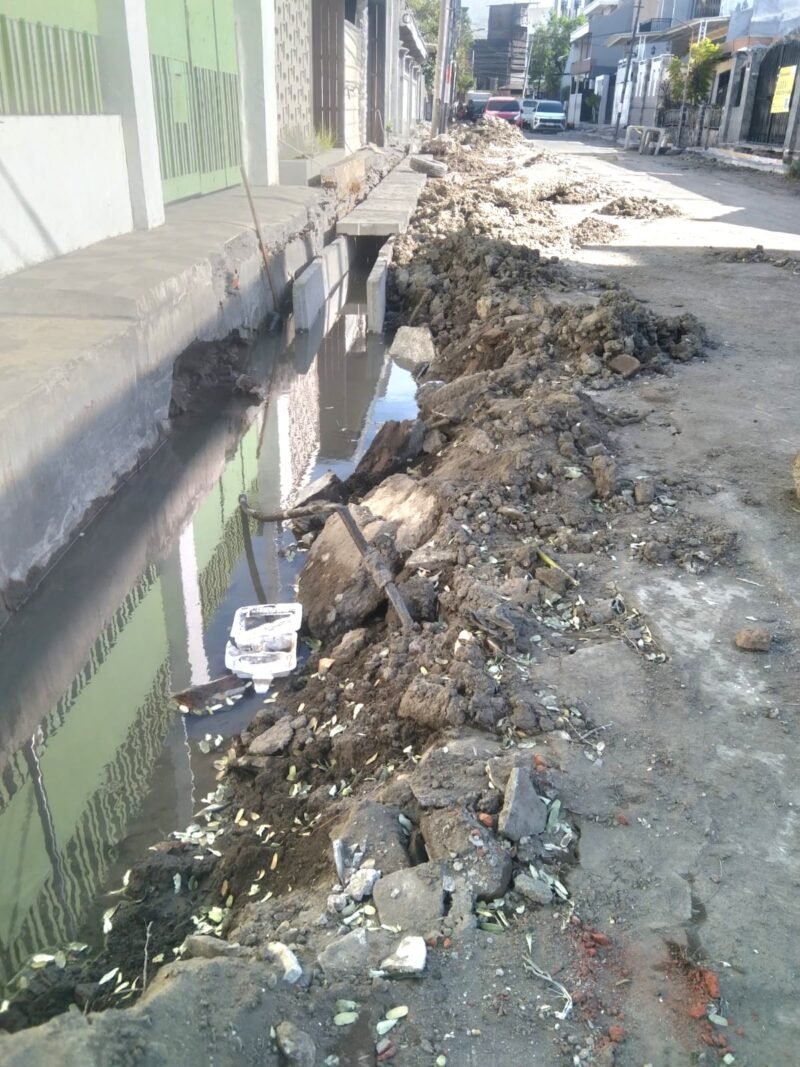 FOTO: Proyek pembangunan saluran U-Ditch 40x60 dengan cover gandar 5 ton di Jalan Ikan Buntek, Kelurahan Perak Barat, Kecamatan Krembangan, Surabaya, menjadi sorotan warga. Proyek TARGETNEWS.ID/ISTIMEWAH