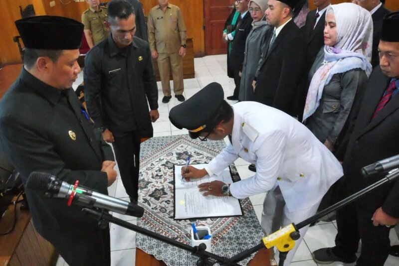 FOTO: Wakil Bupati Tanjung Jabung Barat, Dr. H. Katamso SA, S.E., M.E., melantik dan mengambil sumpah jabatan 16 pejabat manajerial di lingkungan Pemerintah Kabupaten Tanjung Jabung Barat di Pola Utama Kantor Bupati, Senin (27/7/2026).
