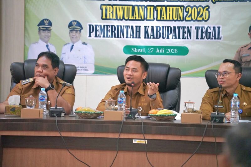 FOTO: Permintaan itu di sampaikan Ischak saat memimpin Rapat Koordinasi Pengendalian Operasional Kegiatan (POK) Triwulan II di Pendopo Amangkurat, Slawi, Senin (27/07/2026). Bupati didampingi Sekretaris Daerah Kabupaten Tegal Amir Makhmud, TARGETNEWS.ID/FAUZI