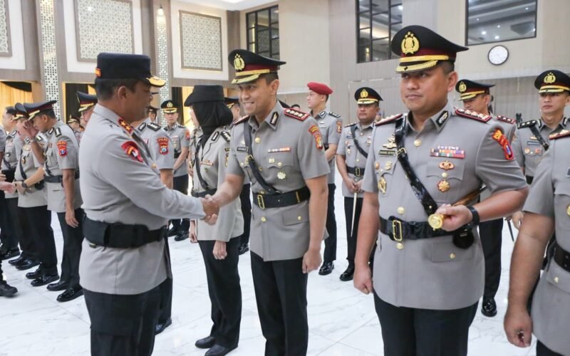 FOTO: Kapolda Jawa Timur Irjen Pol. Drs. Nanang Avianto, M.Si., memimpin upacara serah terima jabatan (sertijab) Pejabat Utama (PJU) dan sejumlah Kapolres jajaran Polda Jawa Timur di Gedung Mahameru Mapolda Jatim, Selasa (28/7/2026).