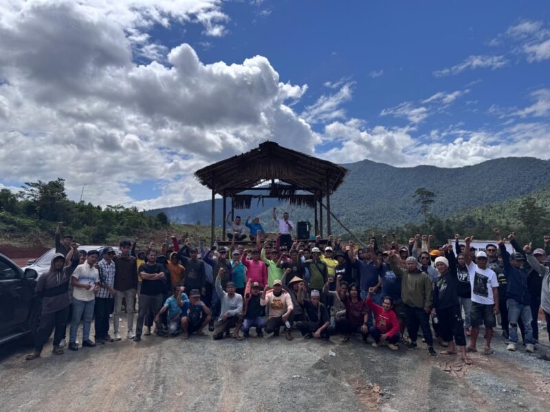 FOTO: Ratusan petani bersama anggota keluarga mereka berkumpul di kawasan lahan Dusun Laoli, Desa Harapan, Kecamatan Malili, Selasa (28/7/2026).
