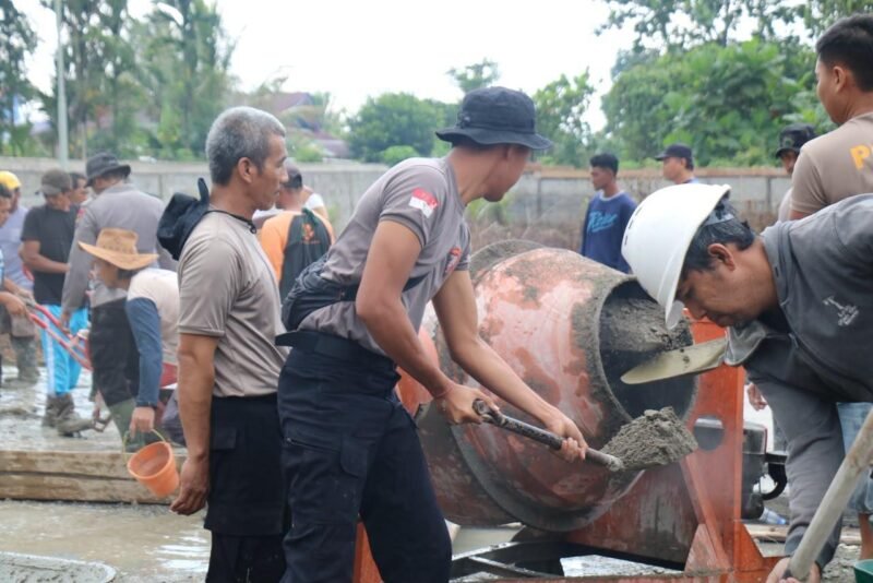 FOTO: Satgas Operasi Damai Cartenz-2026 bersama warga menggelar kerja bakti membersihkan lingkungan sekaligus membangun akses jalan menuju Tempat Pemakaman Muslim (TPM) SP 2, Kelurahan Karang Senang (SP 3), Kabupaten Mimika, Senin (27/7/2026).