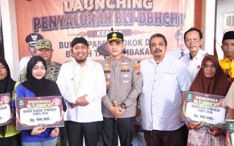 FOTO: Kapolresta Sumenep menghadiri kegiatan Launching Penyuluhan Bantuan Langsung Tunai Dana Bagi Hasil Cukai Hasil Tembakau (BLT-DBHCHT) bagi buruh pabrik tembakau dan buruh tani tembakau Tahun 2026 yang digelar di PR Bumitama Blambangan, Dusun Angsanah, Desa Lenteng Barat, Kecamatan Lenteng, Kabupaten Sumenep.