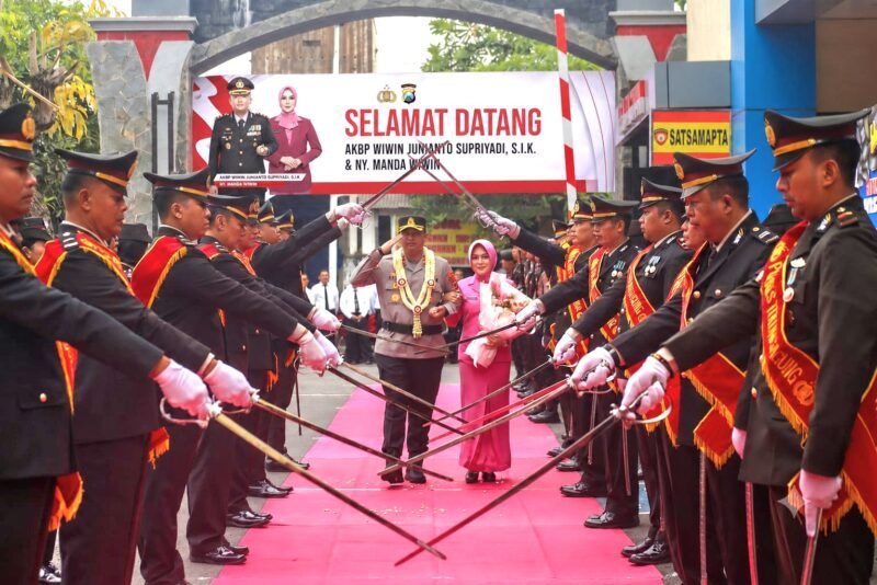 FOTO: Polres Tulungagung resmi berganti.
Dalam suasana khidmat, AKBP Wiwin Junianto Supriyadi, S.I.K. resmi dilantik dan menerima tongkat komando sebagai Kapolres Tulungagung yang baru. Sertijab berlangsung di Mapolres Tulungagung, *Rabu, 29 Juli 2026 pukul 08.00 WIB