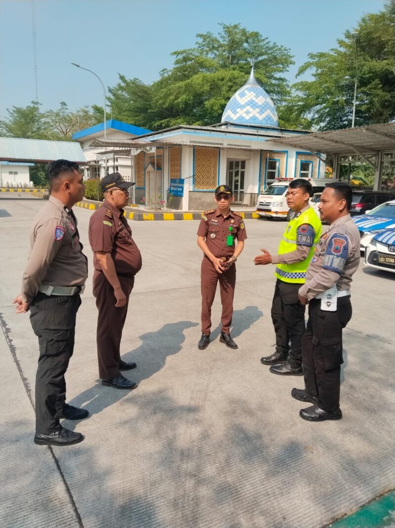 Personel Satlantas Polres Tegal Laksanakan BKO Pengamanan Kunjungan RI 1 Di Wilayah Batang