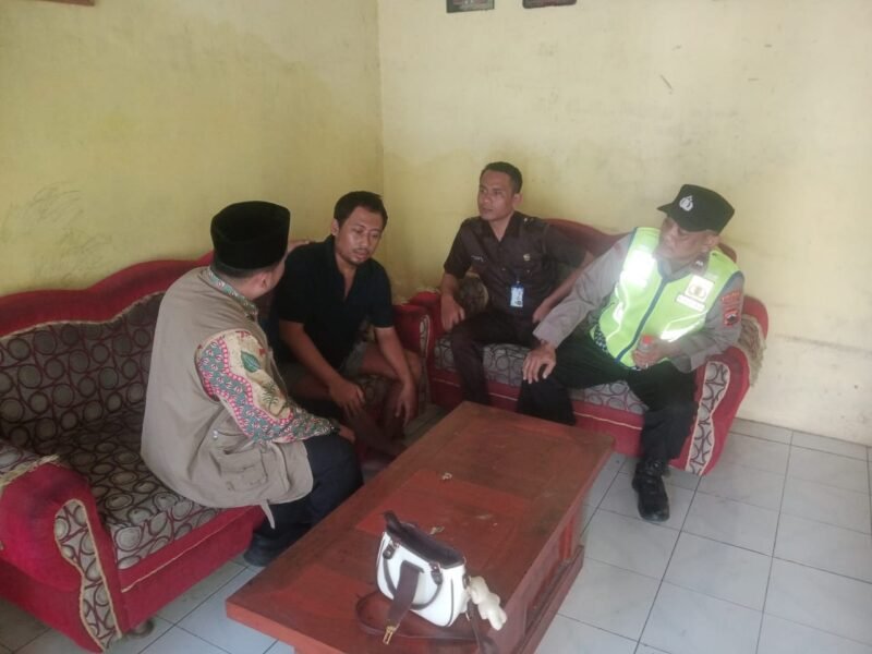 Polri Humanis Bantu Evakuasi ODGJ Di Desa Gembong Kulon Untuk Mendapatkan Perawatan Medis