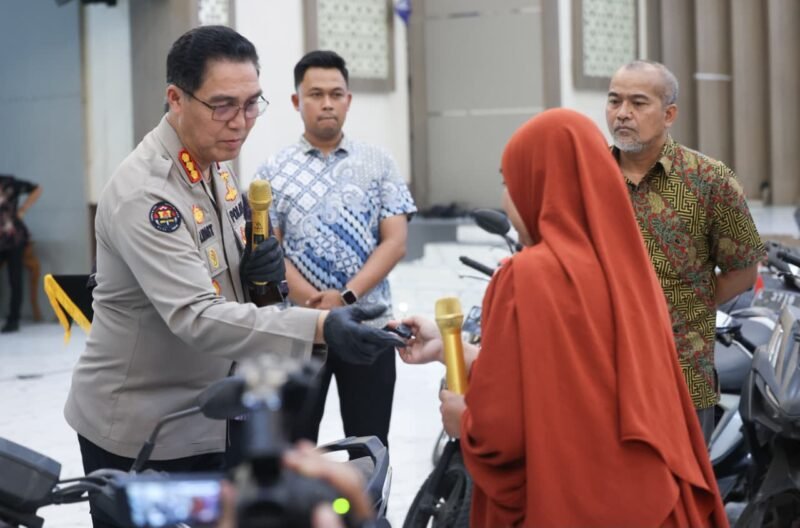 FOTO: Polda Jawa Timur menyerahkan kembali secara simbolis satu unit mobil dan dua unit sepeda motor kepada para pemiliknya TARGETNEWS.ID/ISTIMEWAH