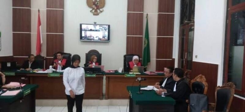 Foto: Seorang mantan staf administrasi SD Kristen Cita Hati Pakuwon City, Surabaya, menjalani persidangan di Pengadilan Negeri Surabaya setelah didakwa melakukan penggelapan dana milik Yayasan Pendidikan Kristen (YPK) Buah Hati dengan nilai kerugian mencapai Rp328.491.000