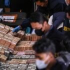 Foto: konferensi pers yang digelar di Mapolda Metro Jaya, Jumat (10/7/2026), penyidik menampilkan sejumlah barang bukti berupa uang tunai yang sebelumnya disita dari hasil penggeledahan di 13 lokasi berbeda. Barang bukti tersebut menjadi bagian dari alat bukti yang saat ini masih dianalisis untuk mengungkap konstruksi perkara secara menyeluruh.