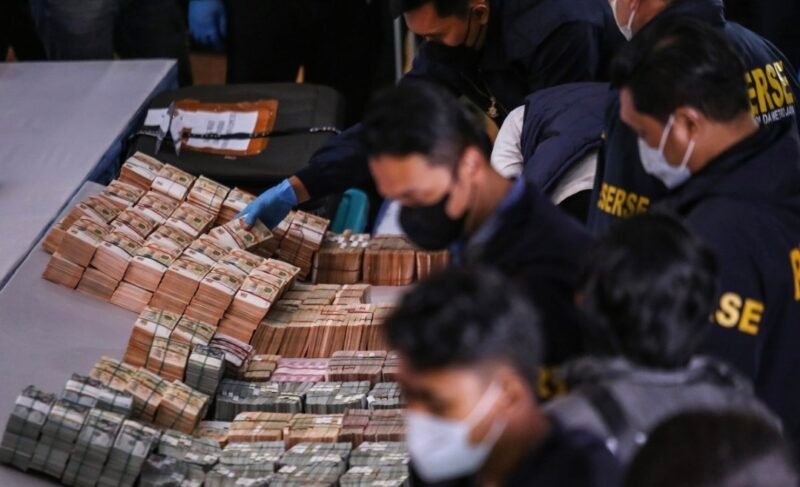Foto: konferensi pers yang digelar di Mapolda Metro Jaya, Jumat (10/7/2026), penyidik menampilkan sejumlah barang bukti berupa uang tunai yang sebelumnya disita dari hasil penggeledahan di 13 lokasi berbeda. Barang bukti tersebut menjadi bagian dari alat bukti yang saat ini masih dianalisis untuk mengungkap konstruksi perkara secara menyeluruh.
