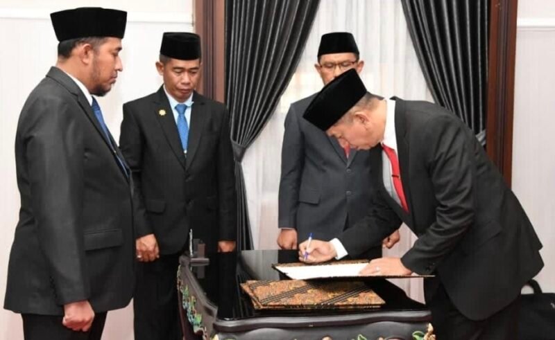 Foto: Bupati saat Pelantikan dan Pengambilan Sumpah/Janji Pejabat Pimpinan Tinggi Pratama dan Administrator yang berlangsung di Ruang PASA, Jumat (17/7/2026).