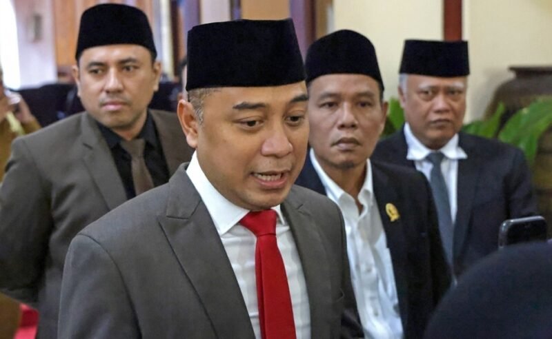 Foto: Pemerintah Kota (Pemkot) Surabaya memberikan tanggapan atas rencana sejumlah pengurus RT, RW, dan Lembaga Pemberdayaan Masyarakat Kelurahan (LPMK) di Kelurahan Tambak Wedi, Kecamatan Kenjeran, yang dikabarkan akan mengembalikan stempel kepengurusan. Langkah tersebut disebut-sebut berkaitan dengan pergantian Lurah Tambak Wedi menyusul dugaan praktik pungutan liar (pungli) dan jual beli stan di Sentra Wisata Kuliner (SWK) Tambak Wedi.