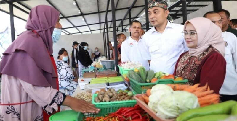 Foto: Pemerintah Kota (Pemkot) Surabaya terus berupaya memperkuat eksistensi pasar tradisional melalui program modernisasi di 16 lokasi pasar. Langkah ini dilakukan untuk menghadirkan fasilitas yang lebih nyaman bagi masyarakat sekaligus mendukung aktivitas para pedagang agar mampu bersaing di tengah perkembangan sektor perdagangan modern