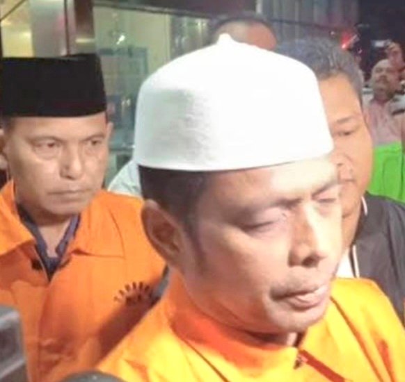 Foto: Tiga Tersangka Suap Dana Hibah Pokmas Jatim, Diduga Rp6,9 Miliar ditahan KPK