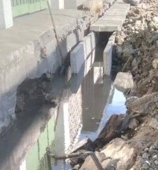 FOTO: Proyek Saluran U-Ditch Aburadur di Jalan Ikan Buntek Diduga Tak Sesuai Spesifikasi, Warga Desak Inspektorat Usut Dugaan Korupsi
