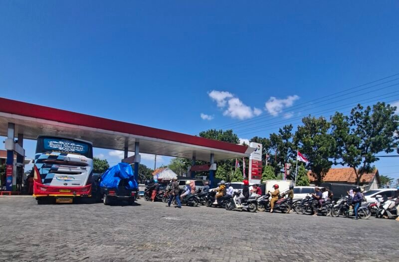 FOTO: Pertalite Kosong di Tiga SPBU Sampang, Warga Keluhkan Sulitnya Mendapatkan BBM Subsidi