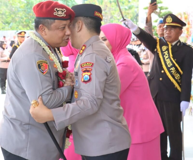 FOTO: Kapolres Pamekasan, AKBP Wahyu Hidayat Disambut Tradisi Gerbang Pora dan Apel Kesatuan