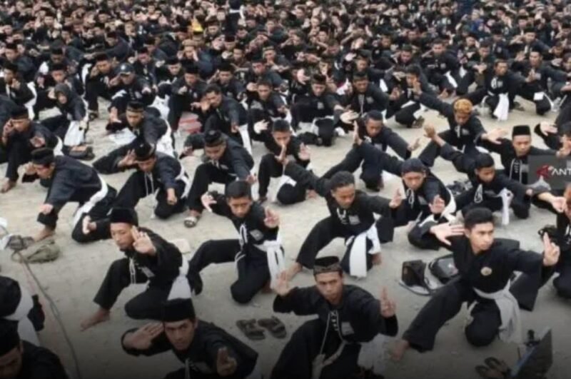 FOTO: 10 Ribu Pesilat PSHT, Datangi Markas Debt Collector dan Polrestabes