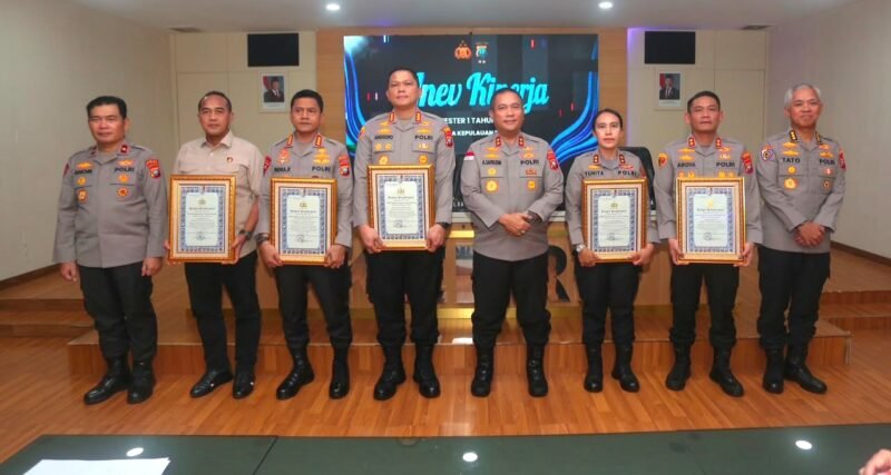 FOTO: KAPOLDA KEPRI SERAHKAN PIAGAM PENGHARGAAN KAPOLRI KEPADA LIMA SATUAN KERJA PERAIH PREDIKAT PELAYANAN PRIMA