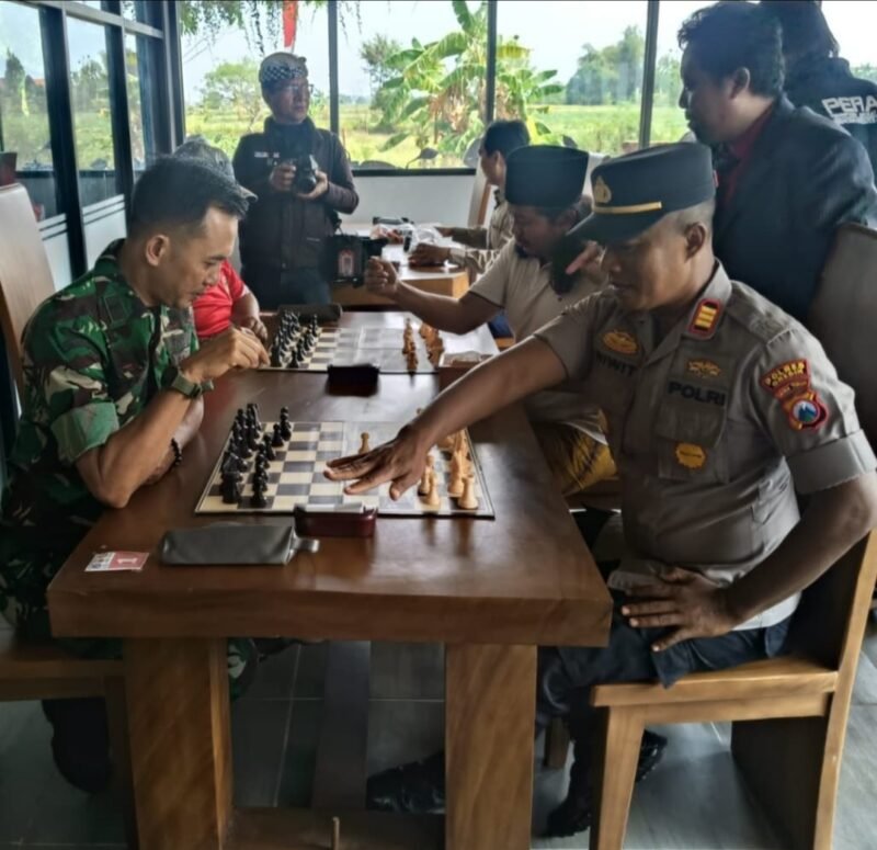 FOTO: Wujud Sinergi TNI-Polri dan Masyarakat Warnai Turnamen Catur HUT ke-81 RI di Balongpanggang