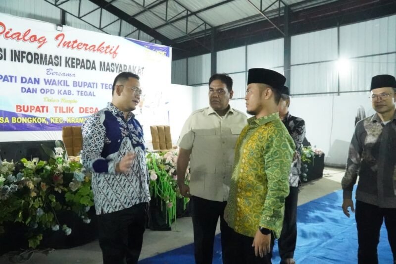 FOTO: Bupati Tilik Desa di Bongkok, Ratusan Warga Manfaatkan Layanan Kesehatan dan Administrasi