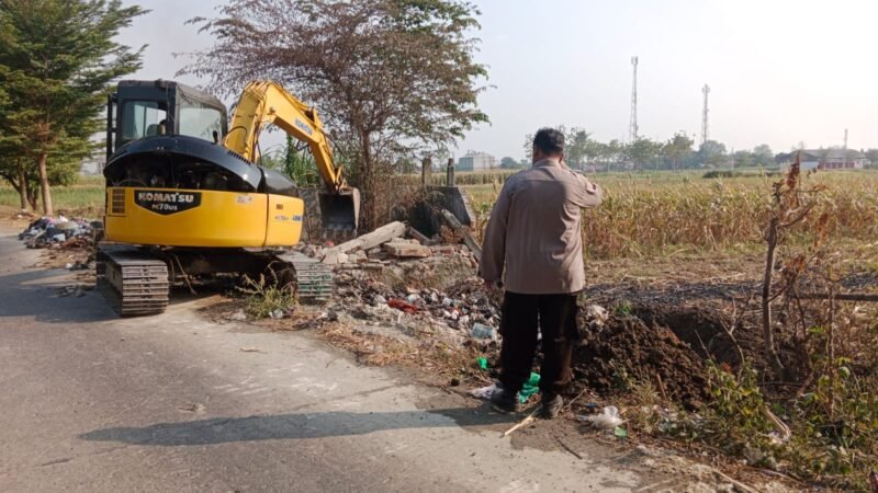 Foto: Pembongkaran Tempat Sampah Liar Di Kendalserut