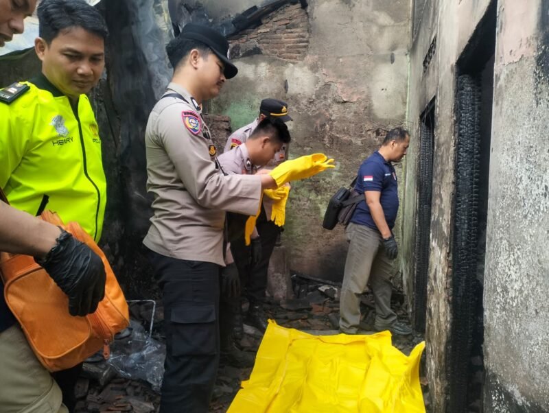 Foto: Polisi Lakukan Penanganan Kebakaran Rumah Di Dukuhturi