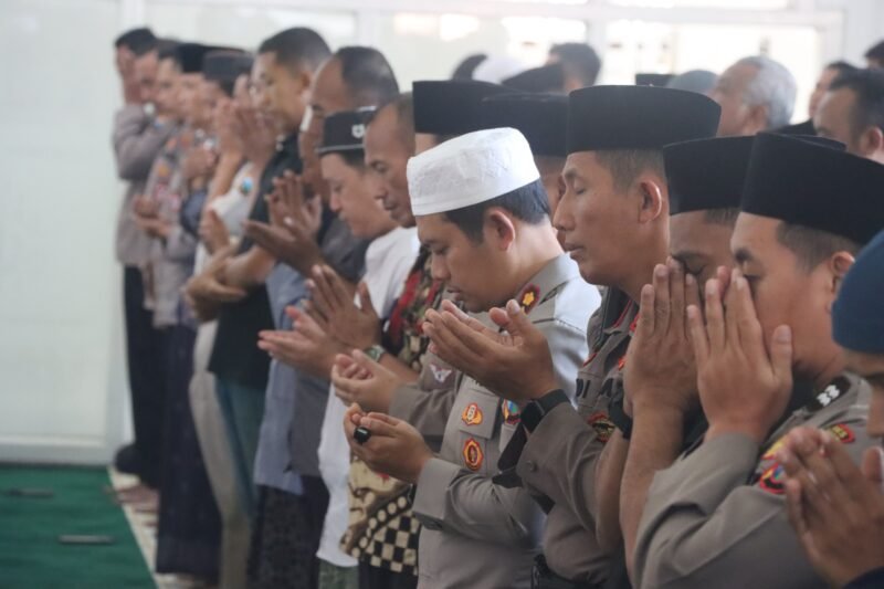 Foto: Polres Pasuruan Gelar Salat Ghaib, Doa Bersama untuk Korban Kecelakaan Lalu Lintas