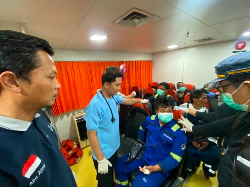 Foto: Kepolisian Daerah Jawa Timur (Polda Jatim) bergerak cepat menangani kecelakaan laut dengan menerjunkan 30 personel SAR Direktorat Kepolisian Perairan dan Udara (Ditpolairud) serta menyiagakan Alat Material Khusus (Almatsus) untuk mengevakuasi para korban Kapal Motor Penumpang (KMP) Mutiara Sentosa 2 di perairan Sumenep Madura.