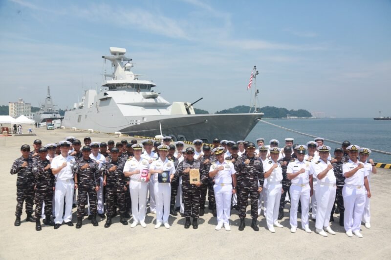 Foto: Kedatangan KRI GNR-332 disambut secara resmi oleh Rear Admiral Yamaguchi Nobuhisa dari Japan Maritime Self-Defense Force (JMSDF) serta Atase Pertahanan Republik Indonesia di Tokyo, Laksma TNI Hidayattu Rahman