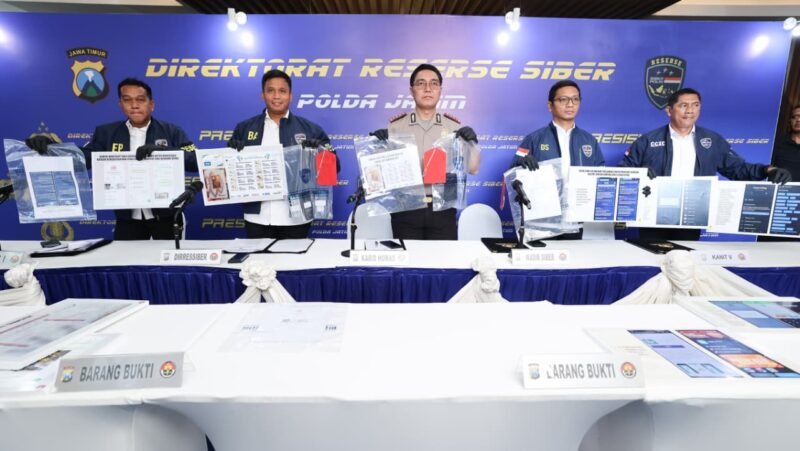 Foto: Polda Jatim Bongkar Sindikat Penipuan Online Emas Murah, Lima Tersangka Warga Binaan Lapas Diamankan