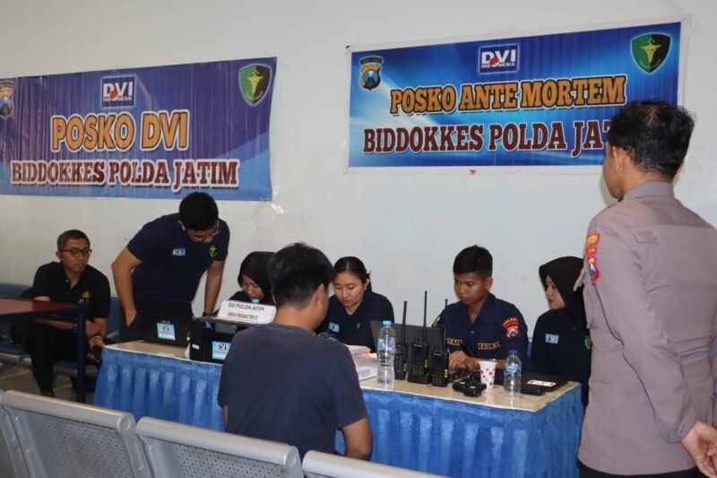 Foto: Polda Jatim Dirikan Posko DVI, Posko Darurat Tangani Tragedi KMP Mutiara Sentosa II