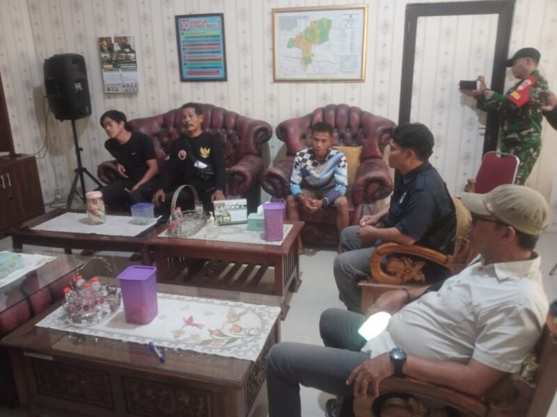 Foto: Polri Kawal Audiensi Warga Terkait Pembangunan Tower Seluler Di Desa Bengle