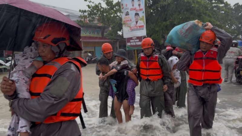 Foto: Polri Gerak Cepat Evakuasi Warga Terdampak Banjir di Padang